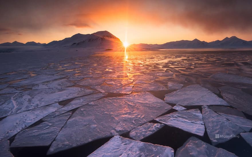 Midnight sun, Svalbard, Norway